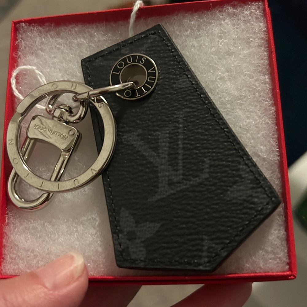 79. Louis Vuitton Monogram Eclipse Key Holder/Cha… - image 1